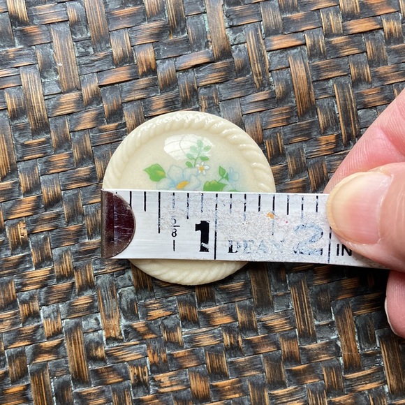 Vintage Avon “Spring Blossoms” Porcelain Brooch - Picture 5 of 5